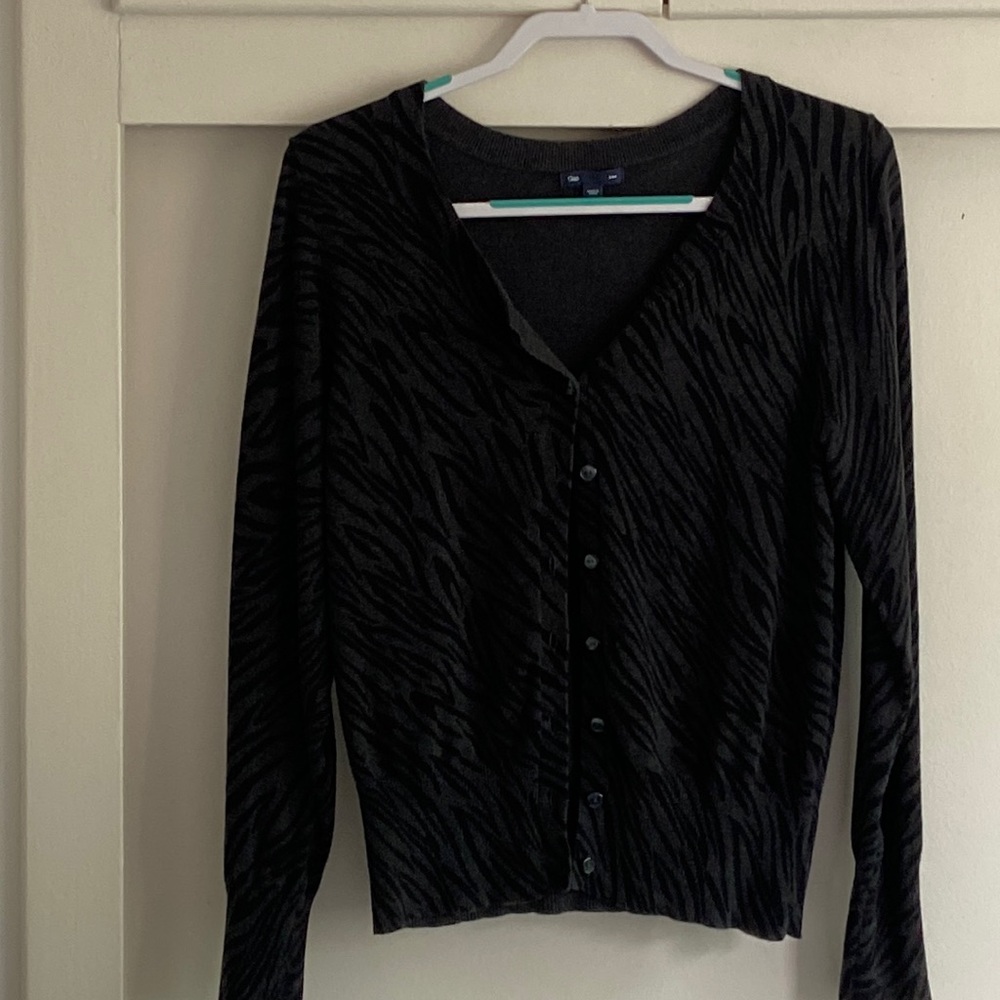 Cute Gap light weight sweater. Large. Good condition. Black
